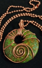 donut shaped green matrix pendant